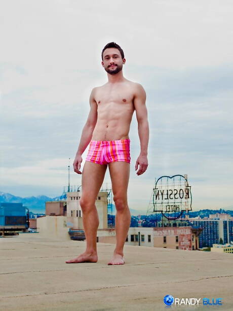 Knappe kerel Ben Olsen poseert naakt en laat zijn kont zien in de buitenlucht