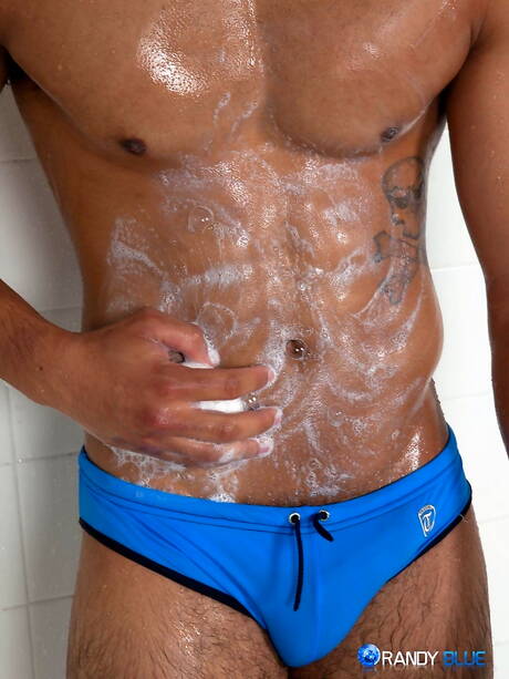 Czarny byk Manny Cortez pozuje nago i pokazuje tyłek pod prysznicem