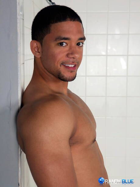 Czarny byk Manny Cortez pozuje nago i pokazuje tyłek pod prysznicem