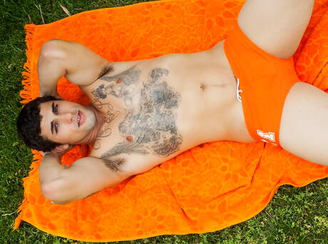 Lo stallone portoricano Jimmy Clay stuzzica con un sex toy all