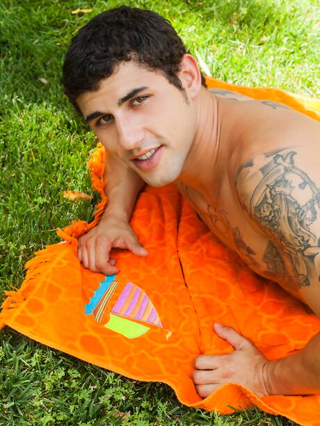 Lo stallone portoricano Jimmy Clay stuzzica con un sex toy all