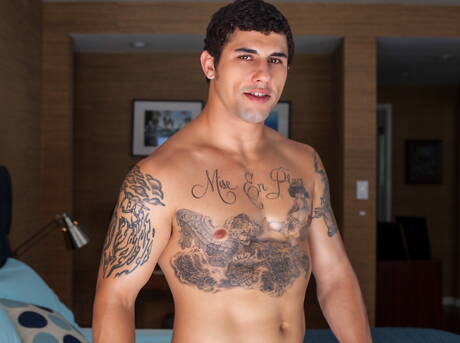 Lo stallone portoricano Jimmy Clay stuzzica con un sex toy all