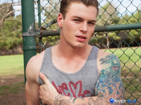 Il muscoloso americano Zane Porter si stuzzica il cazzo all