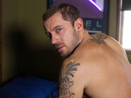 American beefcake Tyler Wolf wanking