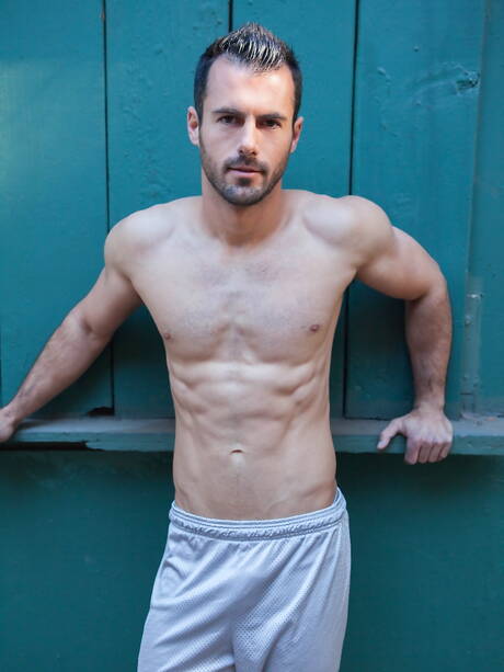 El fuerte toro Brock Cooper se desnuda y muestra su bonito trasero al aire libre