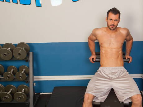 El fuerte toro Brock Cooper se desnuda y muestra su bonito trasero al aire libre