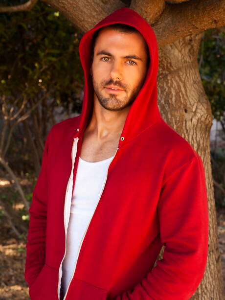 El fuerte toro Brock Cooper se desnuda y muestra su bonito trasero al aire libre