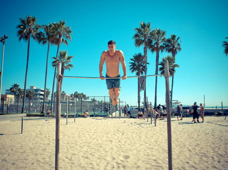 拉丁裔身材魁梧的 Diego Sans 和美國帥哥 Lance Alexander 在海灘散步後口交並操弄屁股