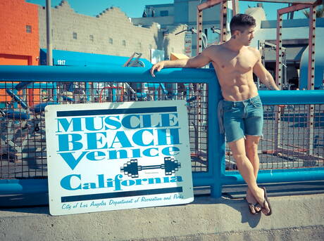 拉丁裔身材魁梧的 Diego Sans 和美國帥哥 Lance Alexander 在海灘散步後口交並操弄屁股