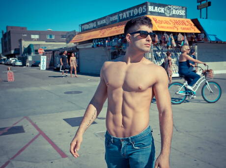 拉丁裔身材魁梧的 Diego Sans 和美國帥哥 Lance Alexander 在海灘散步後口交並操弄屁股