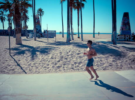 拉丁裔身材魁梧的 Diego Sans 和美國帥哥 Lance Alexander 在海灘散步後口交並操弄屁股