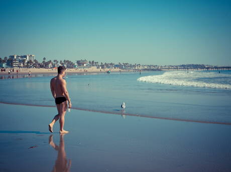 拉丁裔身材魁梧的 Diego Sans 和美國帥哥 Lance Alexander 在海灘散步後口交並操弄屁股