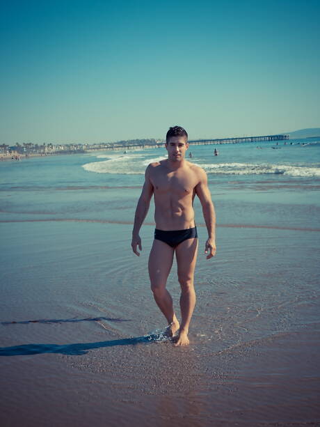 拉丁裔身材魁梧的 Diego Sans 和美國帥哥 Lance Alexander 在海灘散步後口交並操弄屁股