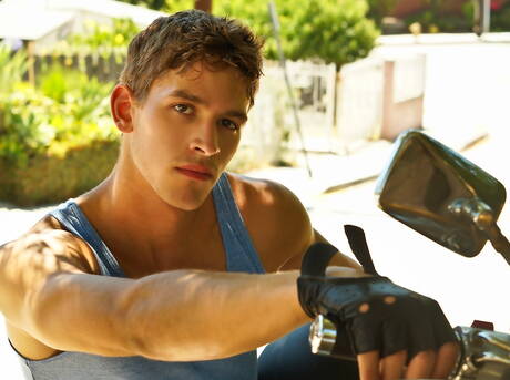 El supersemental Liam Hensen se masturba al aire libre