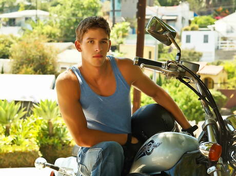 El supersemental Liam Hensen se masturba al aire libre