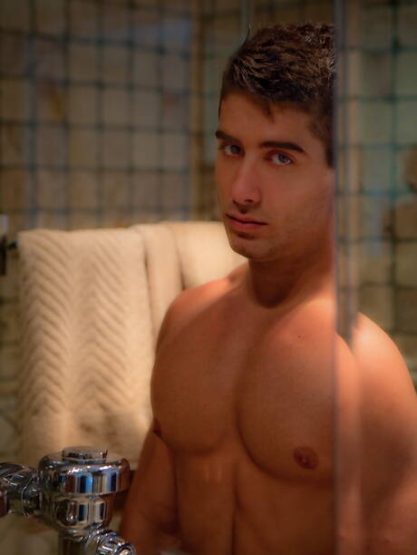 El galán latino Diego Sans y el musculoso estadounidense Justin Owen se chupan y se follan mutuamente en la piscina