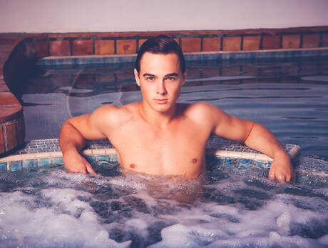 El galán latino Diego Sans y el musculoso estadounidense Justin Owen se chupan y se follan mutuamente en la piscina