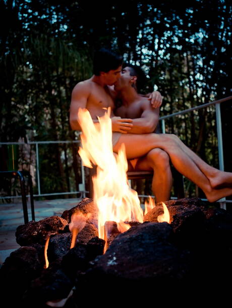 El galán latino Diego Sans y el musculoso estadounidense Justin Owen se chupan y se follan mutuamente en la piscina