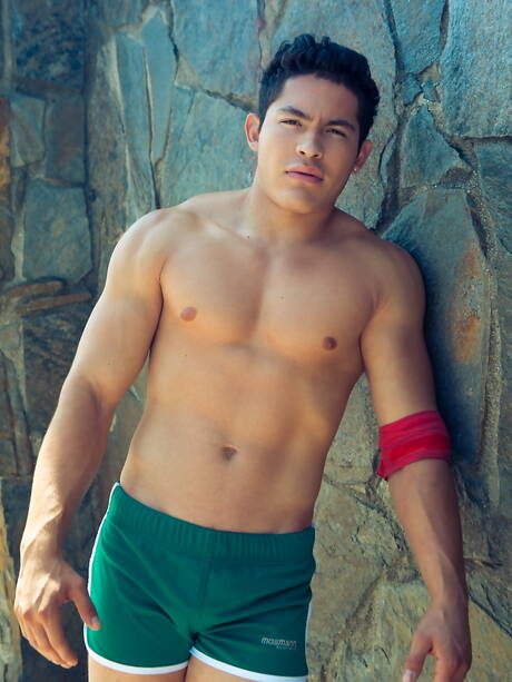 強い雄牛のルイス・リーが裸のポーズをとり、屋外で素敵なお尻を見せる