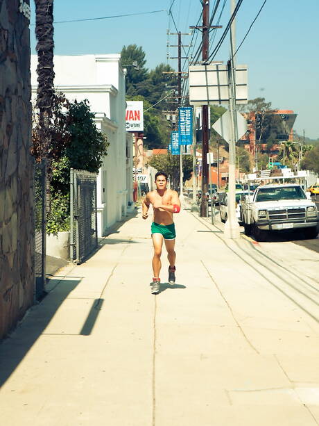 強い雄牛のルイス・リーが裸のポーズをとり、屋外で素敵なお尻を見せる