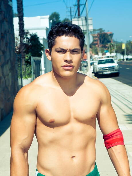 強い雄牛のルイス・リーが裸のポーズをとり、屋外で素敵なお尻を見せる