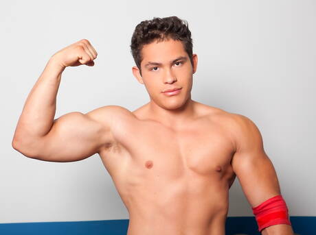 強い雄牛のルイス・リーが裸のポーズをとり、屋外で素敵なお尻を見せる