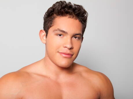 強い雄牛のルイス・リーが裸のポーズをとり、屋外で素敵なお尻を見せる