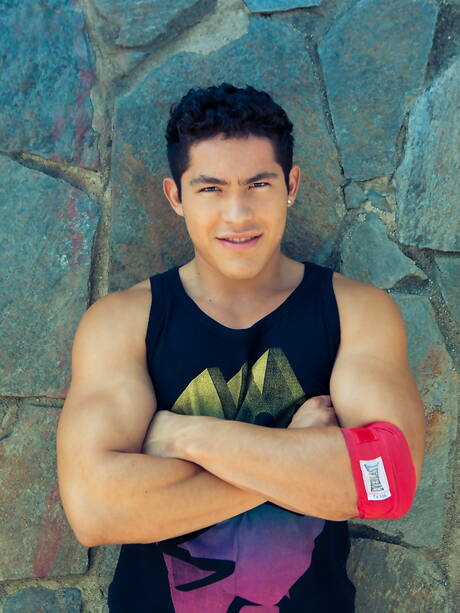 強い雄牛のルイス・リーが裸のポーズをとり、屋外で素敵なお尻を見せる