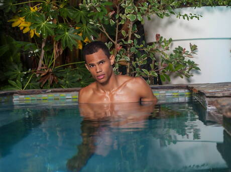 黒人ボディビルダーのブランドン・フォスターがプールで楽しんでいる