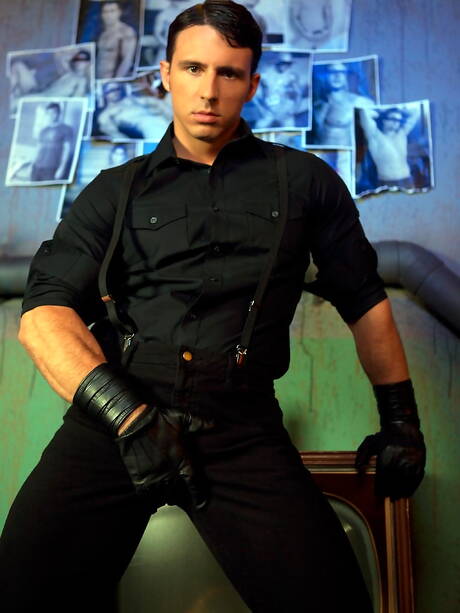 Die amerikanischen Pornostars Dallas Evans und Superhengst Reese Rideout sind fest gefesselt