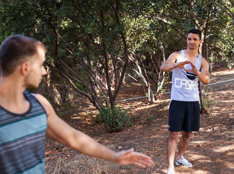 Le beau mec américain Brett Swanson et Ezra Finn ont une scène de couple torride en extérieur