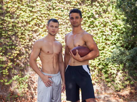 Le beau mec américain Brett Swanson et Ezra Finn ont une scène de couple torride en extérieur