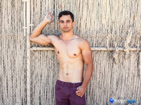 Der lateinamerikanische Bodybuilder Ezra Finn wichst seinen Schwanz im Freien