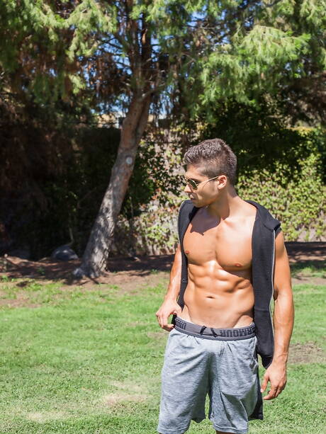 Der muskulöse Italiener Fabio Acconi hat ein Vergnügen im Freien