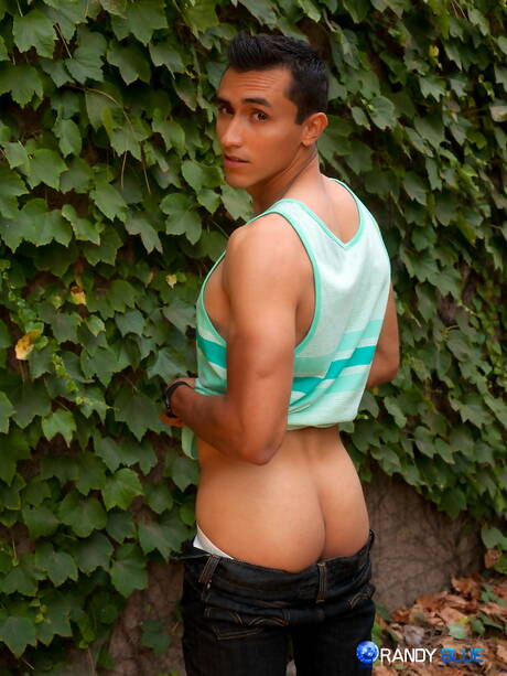 Łaciński kulturysta Antonio Galvan rozbiera się i pokazuje gorący tyłek na zewnątrz