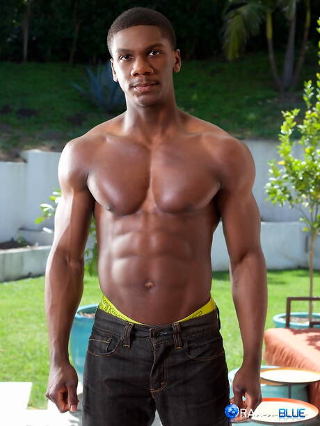 烏木強壯的公牛Sam Jose在戶外手淫