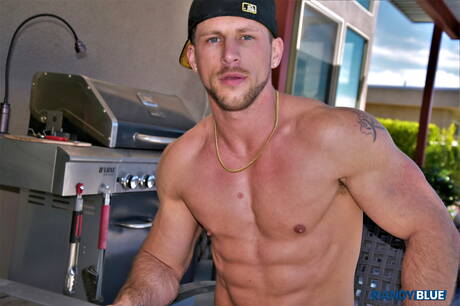 Jaytee und der amerikanische Superhengst Roman Todd lutschen und ficken sich gegenseitig in einer heißen Dusche