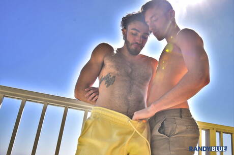 ハスキーな男のジーノ・ゼネッティとアメリカ人のイケメン、ジェイク・クレリンが屋外でアナルを掘っている