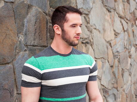 Il toro forte Rob Stonebridge posa nudo e mostra il suo sedere