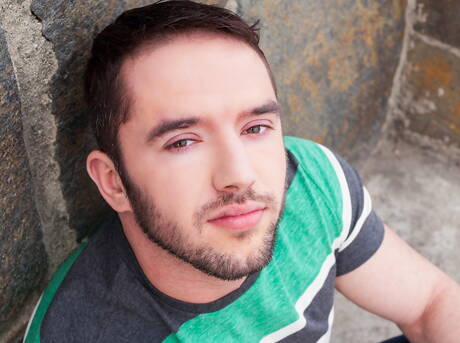 Il toro forte Rob Stonebridge posa nudo e mostra il suo sedere