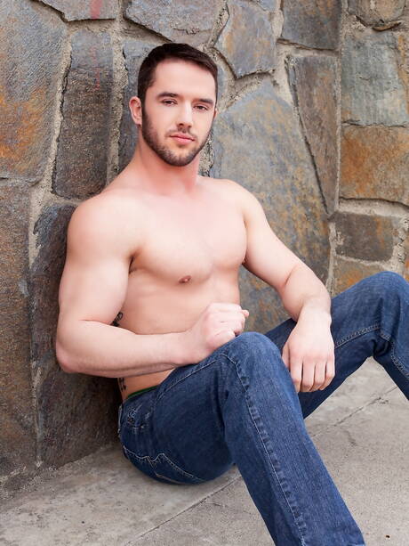 Il toro forte Rob Stonebridge posa nudo e mostra il suo sedere