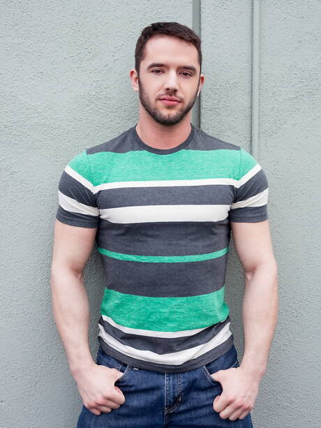 Il toro forte Rob Stonebridge posa nudo e mostra il suo sedere