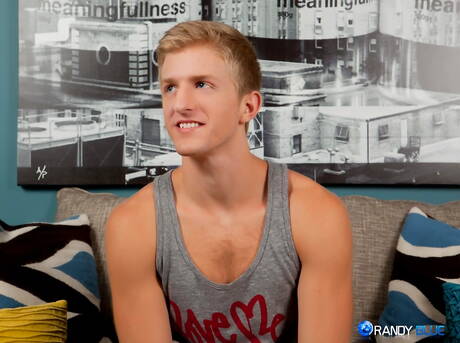 Byk Levi Michaels masturbuje się seks zabawką