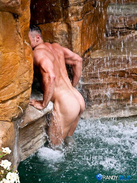 屈強な男、カート・フォックスがプールで服を脱ぎ、美尻を披露