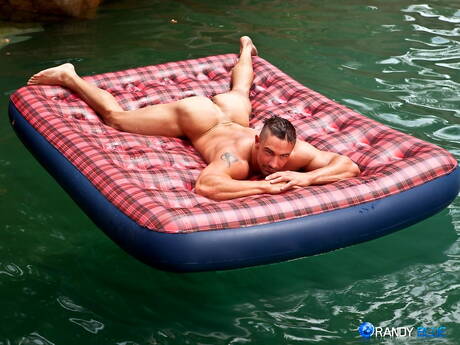 屈強な男、カート・フォックスがプールで服を脱ぎ、美尻を披露