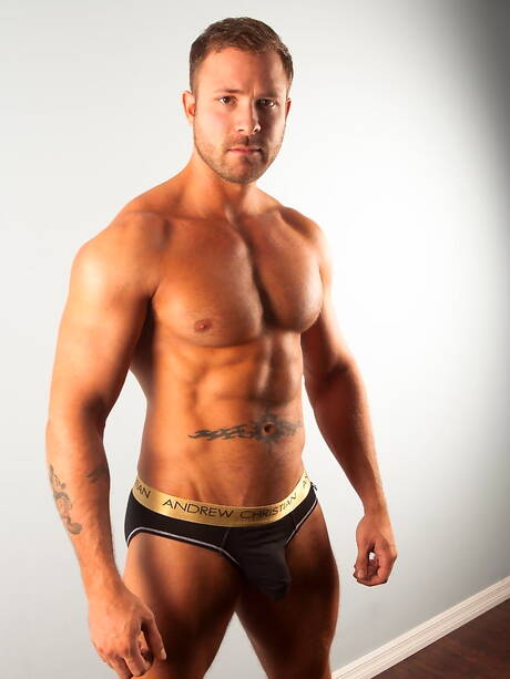 O musculoso americano Austin Wolf masturbando seu pau