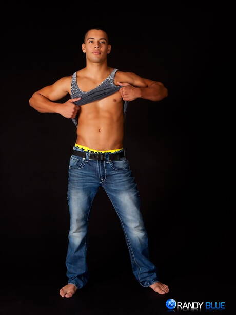 Der muskulöse Latino Jacob Gamble wichst seinen Schwanz