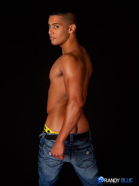 Der muskulöse Latino Jacob Gamble wichst seinen Schwanz