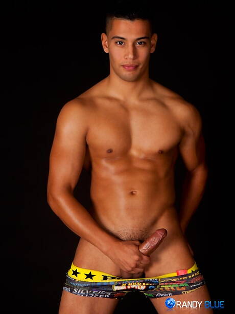 Der muskulöse Latino Jacob Gamble wichst seinen Schwanz