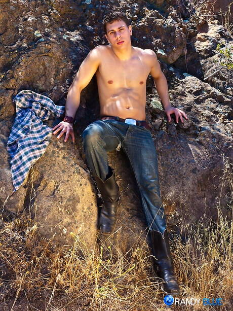 Touro Craig Hunter brincando com um pau lá fora